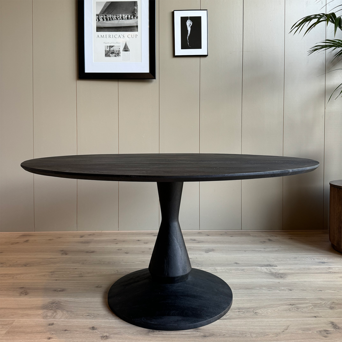 Eetkamertafel Mango zwart rond 150cm met houten poot - Afbeelding 2