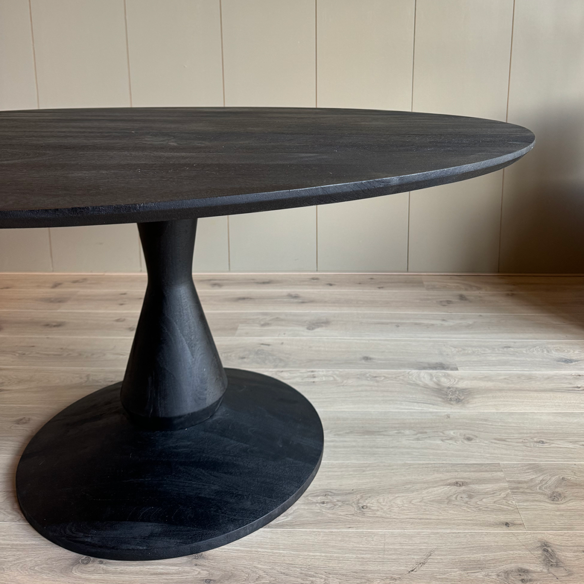Eetkamertafel Mango zwart rond 150cm met houten poot - Afbeelding 4