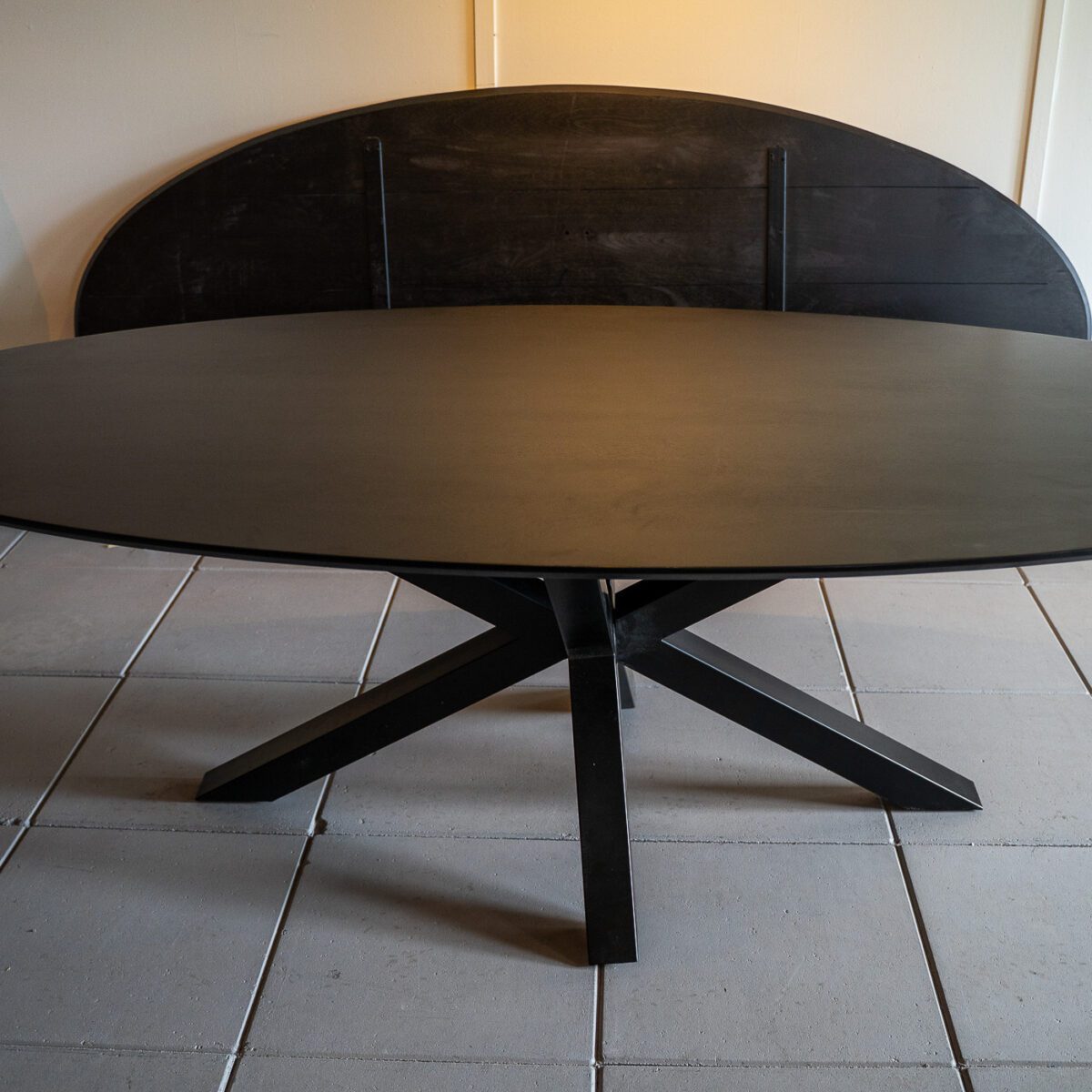 Eetkamertafel Rome Ovaal zwart met spinpoot 240 cm 2e kans - Afbeelding 1